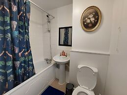 Lovely 2-bed House in the Heart of Woodhouse