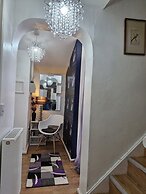 Lovely 2-bed House in the Heart of Woodhouse