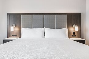 Holiday Inn Express & Suites Toronto Airport South by IHG