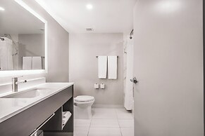 Holiday Inn Express & Suites Toronto Airport South by IHG