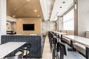 Holiday Inn Express & Suites Toronto Airport South by IHG