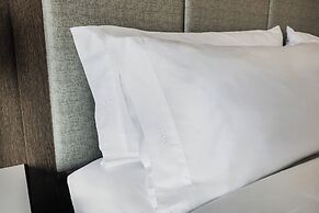 Holiday Inn Express & Suites Toronto Airport South by IHG