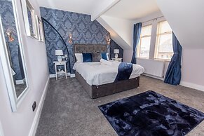 Remarkable Luxurious Home at the Edge of City