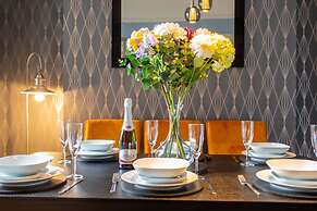 Remarkable Luxurious Home at the Edge of City