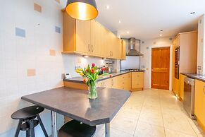 Remarkable Luxurious Home at the Edge of City