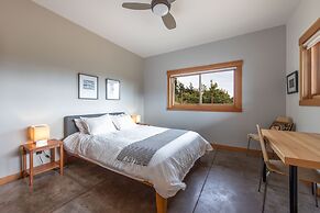 Zen View 2 Bedroom Home by Redawning