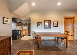 Zen View 2 Bedroom Home by Redawning