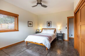 Zen View 2 Bedroom Home by Redawning