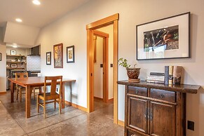 Zen View 2 Bedroom Home by Redawning