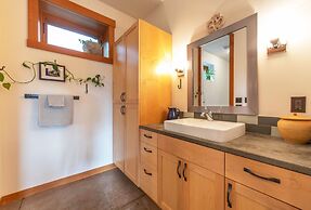 Zen View 2 Bedroom Home by Redawning