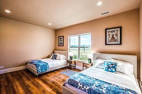 Mermaid by Avantstay Private Estate w/ Pool, Volleyball & Arcade!