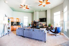 Mermaid by Avantstay Private Estate w/ Pool, Volleyball & Arcade!