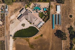 Mermaid by Avantstay Private Estate w/ Pool, Volleyball & Arcade!