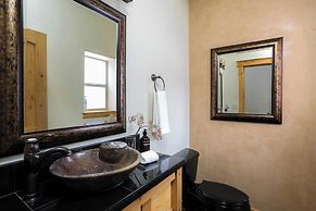 Little Red by Avantstay Peaceful Serene Cabin W/hot Tub & Pine Tree Vi