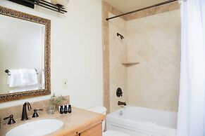 Little Red by Avantstay Peaceful Serene Cabin W/hot Tub & Pine Tree Vi