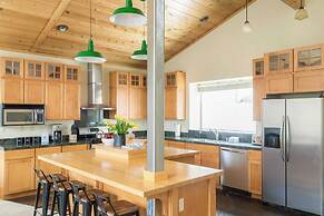 Little Red by Avantstay Peaceful Serene Cabin W/hot Tub & Pine Tree Vi