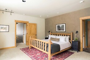 Little Red by Avantstay Peaceful Serene Cabin W/hot Tub & Pine Tree Vi