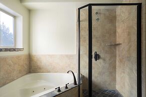 Little Red by Avantstay Peaceful Serene Cabin W/hot Tub & Pine Tree Vi