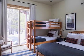 Little Red by Avantstay Peaceful Serene Cabin W/hot Tub & Pine Tree Vi