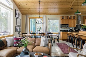 Little Red by Avantstay Peaceful Serene Cabin W/hot Tub & Pine Tree Vi