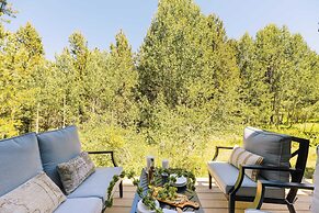 Little Red by Avantstay Peaceful Serene Cabin W/hot Tub & Pine Tree Vi