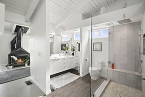 Bay Breeze by Avantstay Bayfront Home w/ Fire Pit & Private Dock in Ba