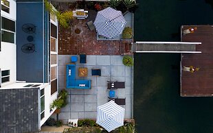 Bay Breeze by Avantstay Bayfront Home w/ Fire Pit & Private Dock in Ba