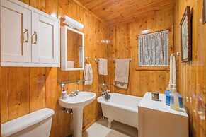 Owl's Peak by Avantstay Private Pine Tree Cabin Mins From The Water
