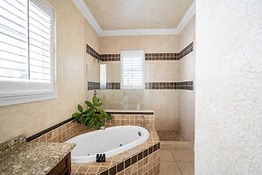 Florence by Avantstay Villa Steps From Beach