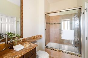 Florence by Avantstay Villa Steps From Beach