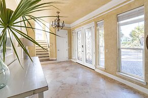 Florence by Avantstay Villa Steps From Beach