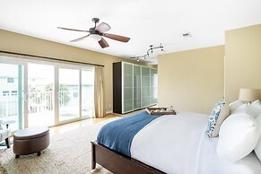 Hourglass by Avantstay Chic Beach Getaway w/ Pool & Two Large Balconie