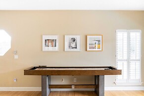 Hourglass by Avantstay Chic Beach Getaway w/ Pool & Two Large Balconie