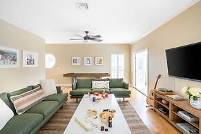 Hourglass by Avantstay Chic Beach Getaway w/ Pool & Two Large Balconie