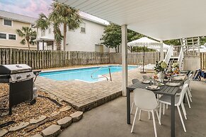 Hourglass by Avantstay Chic Beach Getaway w/ Pool & Two Large Balconie