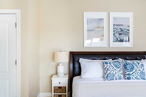 Hourglass by Avantstay Chic Beach Getaway w/ Pool & Two Large Balconie