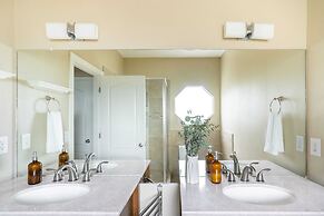 Hourglass by Avantstay Chic Beach Getaway w/ Pool & Two Large Balconie