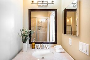 Hourglass by Avantstay Chic Beach Getaway w/ Pool & Two Large Balconie