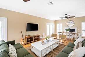 Hourglass by Avantstay Chic Beach Getaway w/ Pool & Two Large Balconie