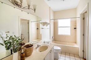 Hourglass by Avantstay Chic Beach Getaway w/ Pool & Two Large Balconie