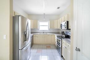 Hourglass by Avantstay Chic Beach Getaway w/ Pool & Two Large Balconie