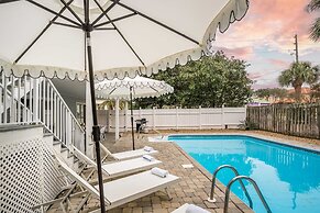 Hourglass by Avantstay Chic Beach Getaway w/ Pool & Two Large Balconie