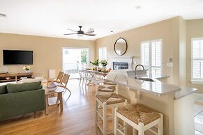 Hourglass by Avantstay Chic Beach Getaway w/ Pool & Two Large Balconie