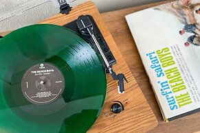 Hourglass by Avantstay Chic Beach Getaway w/ Pool & Two Large Balconie