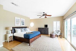 Hourglass by Avantstay Chic Beach Getaway w/ Pool & Two Large Balconie