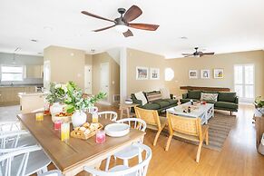 Hourglass by Avantstay Chic Beach Getaway w/ Pool & Two Large Balconie