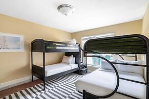 Hourglass by Avantstay Chic Beach Getaway w/ Pool & Two Large Balconie