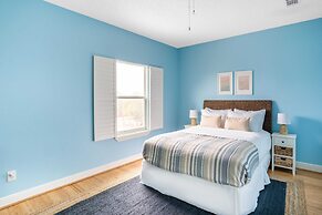 Hourglass by Avantstay Chic Beach Getaway w/ Pool & Two Large Balconie