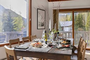 Bighorn by Avantstay Spacious Ski Cabin w/ Sprawling Porch, Views & Ho