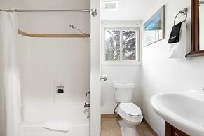 Bighorn by Avantstay Spacious Ski Cabin w/ Sprawling Porch, Views & Ho